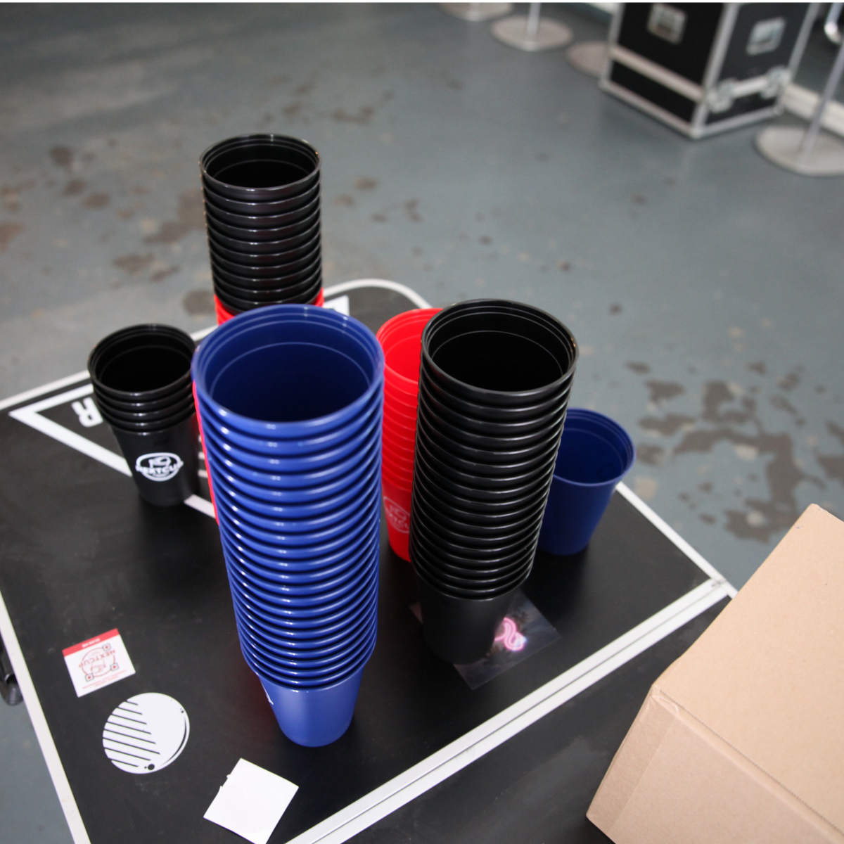 Viele blaue, schwarze und rote Bierpong Becher von NextCup.